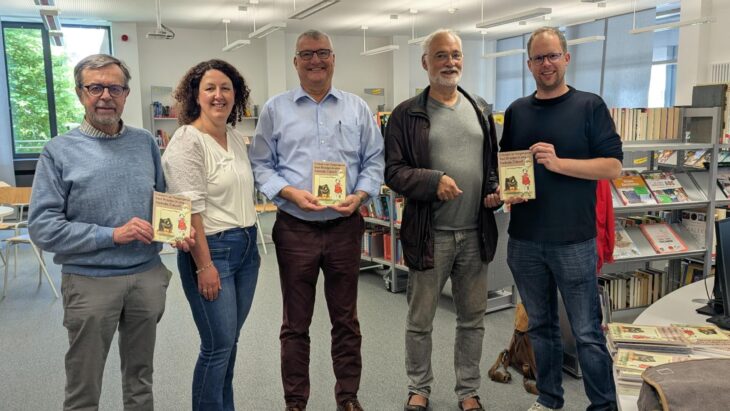Klaus Wiedemann, Madlen Heider, Paul Ondrusek, Thomas Wrensch und Christoph Brunk (von links) bei der Bücherübergabe.