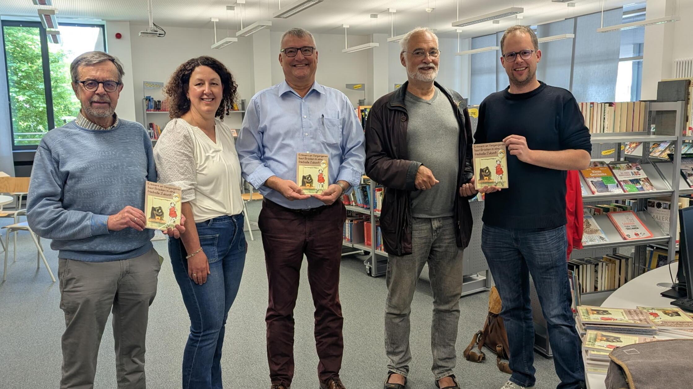 Hersbrucker Doku-Verein übergibt Zeitzeugenbericht an Realschule
