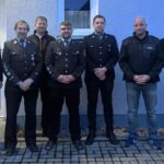 Das Bild zeigt (von links) Bürgermeister Florian Kastner, ehemaligen Kommandanten Klaus Looshorn, zweiten Vorsitzenden Christoph Fuchs, Kommandanten Michael Weichselbaum, dessen „Vize“ Florian Kuhla, federführenden Kommandanten Thomas Kulacz und Vorsitzenden Norbert Kieslinger.