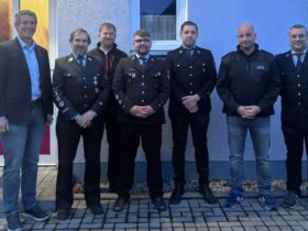 Das Bild zeigt (von links) Bürgermeister Florian Kastner, ehemaligen Kommandanten Klaus Looshorn, zweiten Vorsitzenden Christoph Fuchs, Kommandanten Michael Weichselbaum, dessen „Vize“ Florian Kuhla, federführenden Kommandanten Thomas Kulacz und Vorsitzenden Norbert Kieslinger.