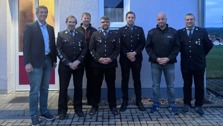 Das Bild zeigt (von links) Bürgermeister Florian Kastner, ehemaligen Kommandanten Klaus Looshorn, zweiten Vorsitzenden Christoph Fuchs, Kommandanten Michael Weichselbaum, dessen „Vize“ Florian Kuhla, federführenden Kommandanten Thomas Kulacz und Vorsitzenden Norbert Kieslinger.