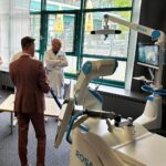 Stehen künftig zusammen mit einem roboterassistierten System ROSA im OP: die Senior- und Hauptoperateure des Endoprothetikzentrums am Krankenhaus Rummelsberg – hier bei der Einführung im Vortragssaal der Klinik.