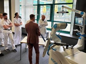 Stehen künftig zusammen mit einem roboterassistierten System ROSA im OP: die Senior- und Hauptoperateure des Endoprothetikzentrums am Krankenhaus Rummelsberg – hier bei der Einführung im Vortragssaal der Klinik.