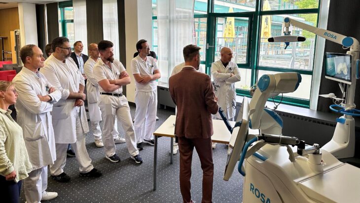 Stehen künftig zusammen mit einem roboterassistierten System ROSA im OP: die Senior- und Hauptoperateure des Endoprothetikzentrums am Krankenhaus Rummelsberg – hier bei der Einführung im Vortragssaal der Klinik.