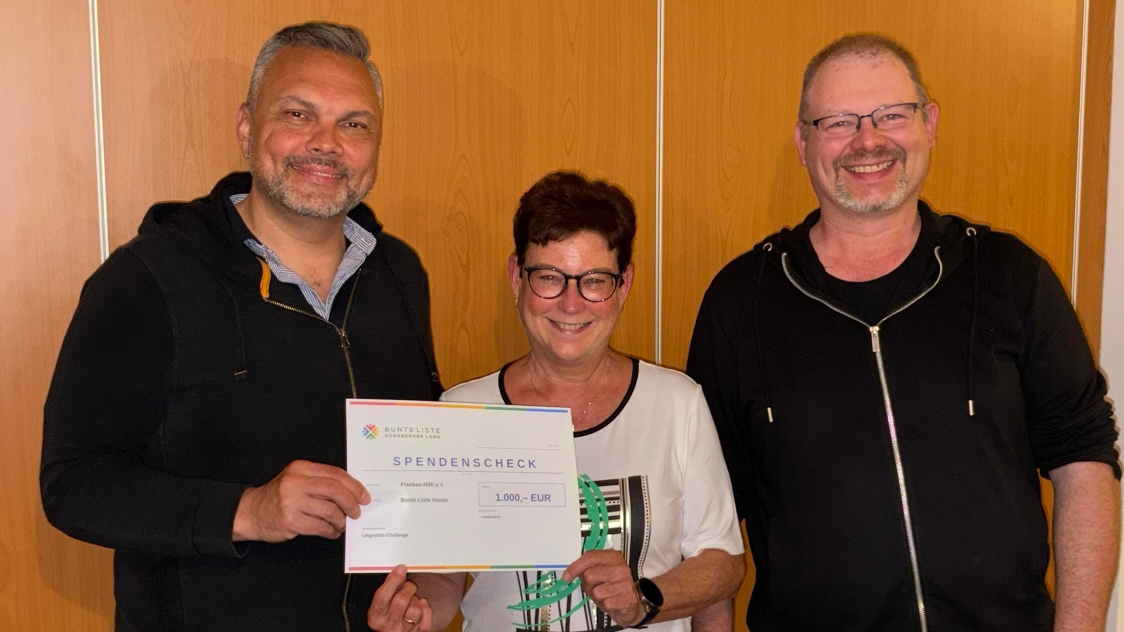 Liegestützen für den guten Zweck: 1000 Euro für „Franken-Hilft“