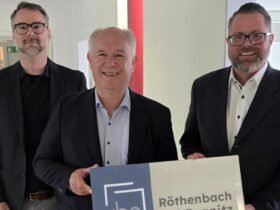 Der Erste Bürgermeister Klaus Hacker hat gemeinsam mit den beiden Geschäftsführern Andreas Böll und Bastian Streitberger die neuen Geschäftsräume der WBG besucht.