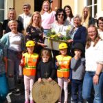 Zahlreiche Ehrengäste wie Zweiter Bürgermeister Peter Uschalt (rechts) feierten mit den „Altstadtzwergen“ und ihren Erzieherinnen den 130. „Geburtstag“ der Kneipp-Kindertagesstätte in der Kirchgasse.