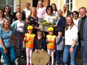 Zahlreiche Ehrengäste wie Zweiter Bürgermeister Peter Uschalt (rechts) feierten mit den „Altstadtzwergen“ und ihren Erzieherinnen den 130. „Geburtstag“ der Kneipp-Kindertagesstätte in der Kirchgasse.