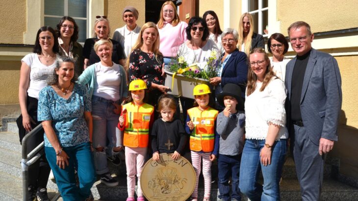 Zahlreiche Ehrengäste wie Zweiter Bürgermeister Peter Uschalt (rechts) feierten mit den „Altstadtzwergen“ und ihren Erzieherinnen den 130. „Geburtstag“ der Kneipp-Kindertagesstätte in der Kirchgasse.