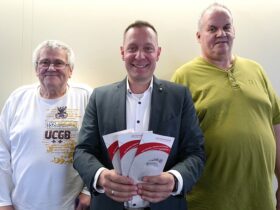 Egid Simon (links) und Erich Baumüller (rechts) mit Landrat Armin Kroder.
