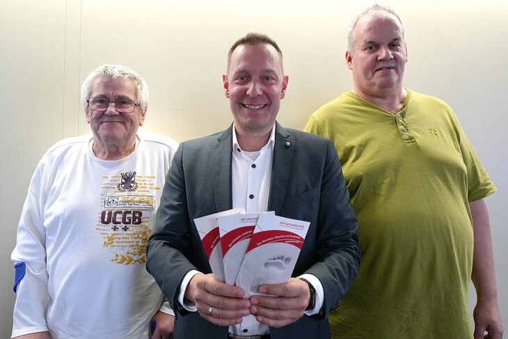 Egid Simon (links) und Erich Baumüller (rechts) mit Landrat Armin Kroder.