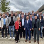 Die Bürgermeisterinnen und Bürgermeister der Wahlperiode 2026 bis 2032 mit Vertreterinnen und Vertretern der Verwaltung und Landrat Armin Kroder.