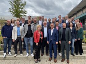 Die Bürgermeisterinnen und Bürgermeister der Wahlperiode 2026 bis 2032 mit Vertreterinnen und Vertretern der Verwaltung und Landrat Armin Kroder.