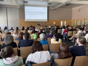 Volle Reihen bei der Dienstbesprechung der Kindertageseinrichtungen des Landkreises.