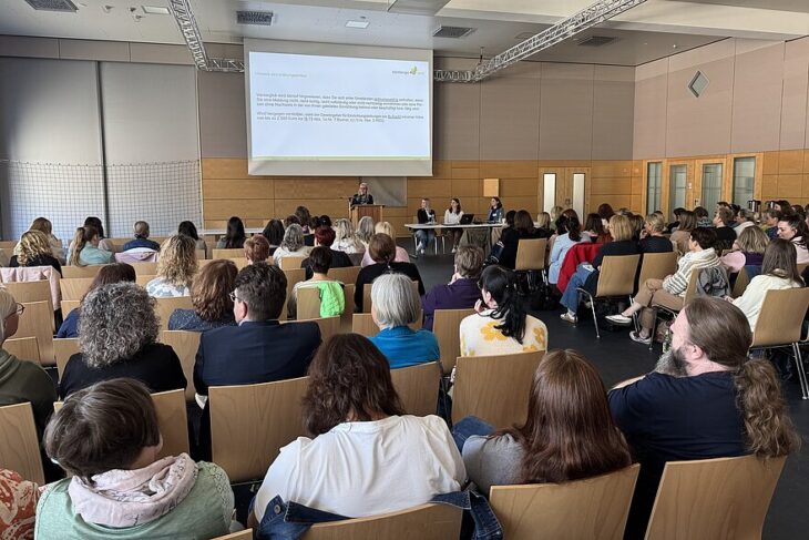Volle Reihen bei der Dienstbesprechung der Kindertageseinrichtungen des Landkreises.