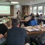 Referentin Iris Lederer im kleinen Sitzungssaal des Landratsamts.