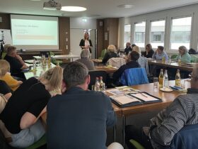 Referentin Iris Lederer im kleinen Sitzungssaal des Landratsamts.