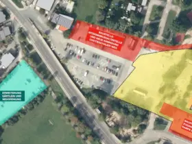 Zwischen Eisweiher und Verkehrsübungsplatz werden ab nächster Woche die neue Anbindung des Chotieschauer Wegs und die interims-Bushaltestellen angelegt (rot). Anschließend wird das Baufeld für das neue Schulzentrum eingerichtet (gelb). Als Ausweichparkplatz steht das „Gärtlein“ zur Verfügung, das dafür noch ausgebaut und neu geordnet wird (blau).