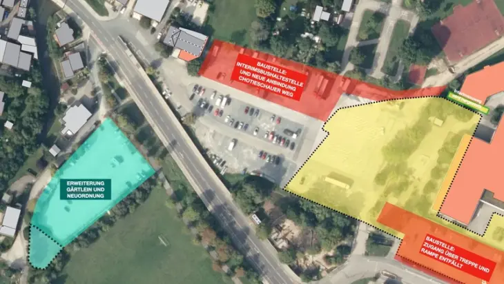 Zwischen Eisweiher und Verkehrsübungsplatz werden ab nächster Woche die neue Anbindung des Chotieschauer Wegs und die interims-Bushaltestellen angelegt (rot). Anschließend wird das Baufeld für das neue Schulzentrum eingerichtet (gelb). Als Ausweichparkplatz steht das „Gärtlein“ zur Verfügung, das dafür noch ausgebaut und neu geordnet wird (blau).