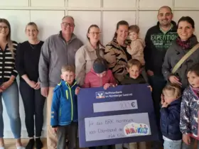 Der Elternbeirat der städtischen Kita „HEB-i-Kids“ übergab BRK-Bereitschaftsleiter Armin Mergl (Dritter v. links) einen Spendenscheck als Dankeschön für die langjährige Unterstützung beim Kita-Fest.