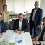 v.l.n.r.: Florian Neumann (Leiter REAB Bayern Nord) Sophie Linnert (Regionalmanagerin Nürnberger Land), Landrat Armin Kroder, Bernd Hölzel (Leiter Kreisentwicklung Nürnberger Land) und Elena Dincer (Kommunale Beraterin REAB) bei der Vertragsunterzeichnung.