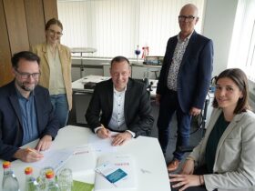 v.l.n.r.: Florian Neumann (Leiter REAB Bayern Nord) Sophie Linnert (Regionalmanagerin Nürnberger Land), Landrat Armin Kroder, Bernd Hölzel (Leiter Kreisentwicklung Nürnberger Land) und Elena Dincer (Kommunale Beraterin REAB) bei der Vertragsunterzeichnung.