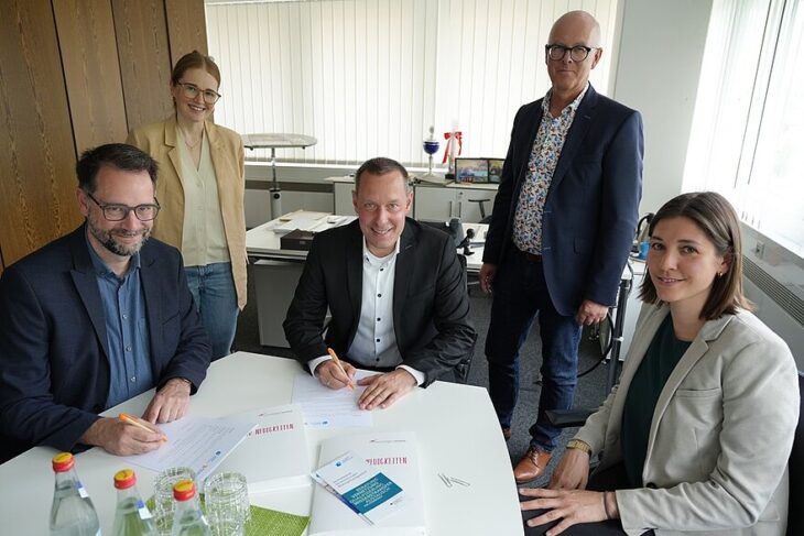 v.l.n.r.: Florian Neumann (Leiter REAB Bayern Nord) Sophie Linnert (Regionalmanagerin Nürnberger Land), Landrat Armin Kroder, Bernd Hölzel (Leiter Kreisentwicklung Nürnberger Land) und Elena Dincer (Kommunale Beraterin REAB) bei der Vertragsunterzeichnung.