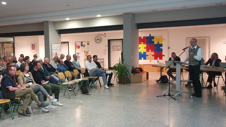 Zweiter Bürgermeister Christian Palm informiert in der Aula der Grundschule über das geplante neue Gewerbegebiet in Diepersdorf.