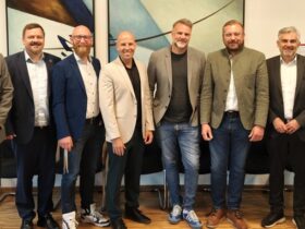 Beim ersten Treffen nach der Wahl (von links): Theresa Loos (Cima) mit den Bürgermeistern Michael Langner, Martin Tabor, Martin Glienke, Harald Danzl, Rainer Bock, Michael Frisch, Peter Bergler, Christian Palm (kommissarisch) und ihrer Kollegin Johanna Seßler. Es fehlt Michael Schmidt aus Winkelhaid.
