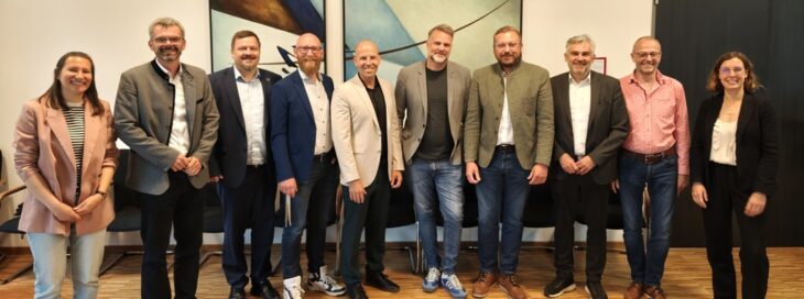 Beim ersten Treffen nach der Wahl (von links): Theresa Loos (Cima) mit den Bürgermeistern Michael Langner, Martin Tabor, Martin Glienke, Harald Danzl, Rainer Bock, Michael Frisch, Peter Bergler, Christian Palm (kommissarisch) und ihrer Kollegin Johanna Seßler. Es fehlt Michael Schmidt aus Winkelhaid.