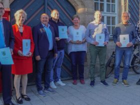 Der scheidende Bürgermeister Jörg Kotzur (3. von links) mit (von links) Dr. Maximilian Haag, Inge Jabs, Johannes Schmidt, Ines Stelzer, Frank Flachenecker, Hermann Weichselbaum und Christian Nikol.
