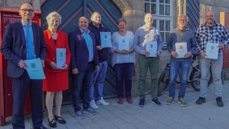 Der scheidende Bürgermeister Jörg Kotzur (3. von links) mit (von links) Dr. Maximilian Haag, Inge Jabs, Johannes Schmidt, Ines Stelzer, Frank Flachenecker, Hermann Weichselbaum und Christian Nikol.