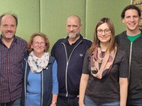 Die Grünen Röthenbach schließen sich mit Neu-Stadtrat Christian Golombek (Die Linke/3.v.r.) zusammen: Dieter Hammer, Mechthild Scholz, Katharina Heisig und Marco Heisig).