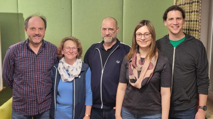 Die Grünen Röthenbach schließen sich mit Neu-Stadtrat Christian Golombek (Die Linke/3.v.r.) zusammen: Dieter Hammer, Mechthild Scholz, Katharina Heisig und Marco Heisig).