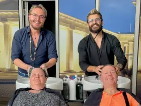 Die beiden Friseurmeister Marcel Schneider (links) und Akin Akbas laden wieder zum Charity-Styling ein.