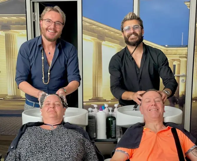 Die beiden Friseurmeister Marcel Schneider (links) und Akin Akbas laden wieder zum Charity-Styling ein.