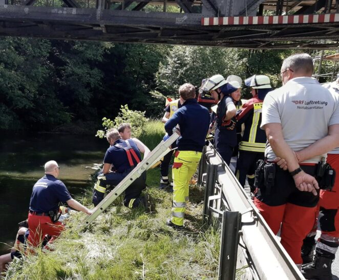 Mit einer Steckleiter kam der verunglückte Radfahrer wieder aus der Pegnitz heraus.
