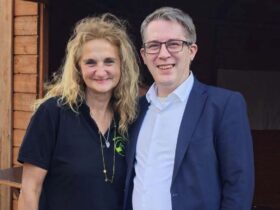 Burgthanns Zweiter Bürgermeister Thomas Ritter und  Gudrun Hartmann, Vorsitzende von Burgthann hilft, auf dem Fest.