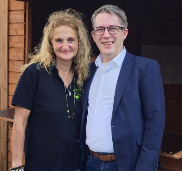 Burgthanns Zweiter Bürgermeister Thomas Ritter und Gudrun Hartmann, Vorsitzende von Burgthann hilft, auf dem Fest.
