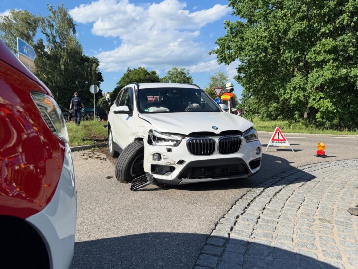 Zwei Menschen wurden verletzt, die Straße war zeitweise voll gesperrt.