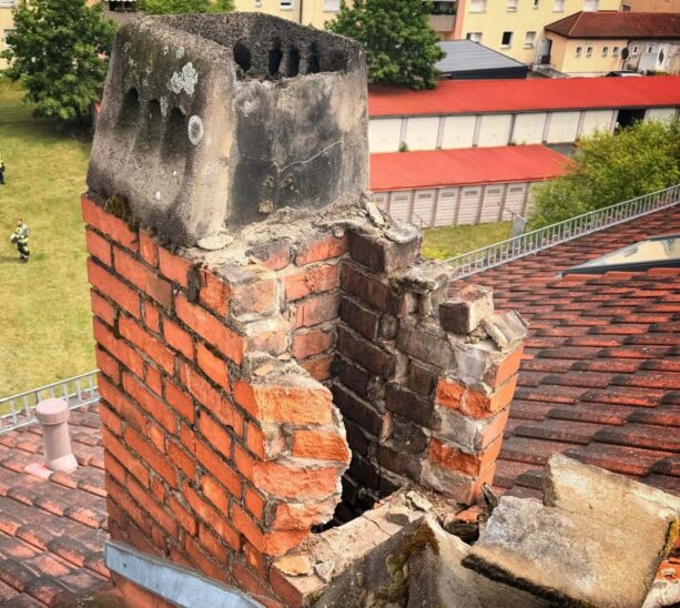 Der Kamin wurde durch den Blitzeinschlag stark beschädigt.