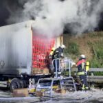 Der Anhänger, welcher mit Sammelgut beladen war, geriet in
Vollbrand.