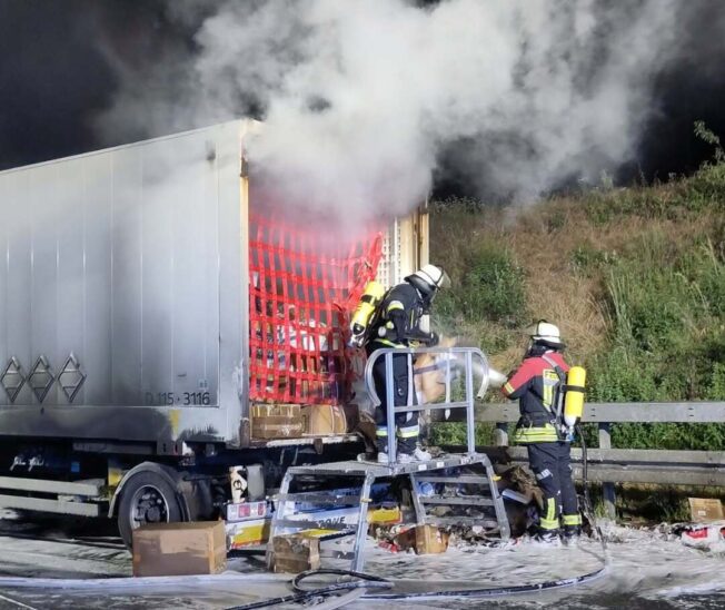 Der Anhänger, welcher mit Sammelgut beladen war, geriet in
Vollbrand.