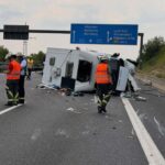 Das Wohnmobil kollidierte mit der Betonleitwand, kippte um und blieb auf der Seite liegen.