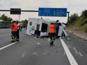 Das Wohnmobil kollidierte mit der Betonleitwand, kippte um und blieb auf der Seite liegen.