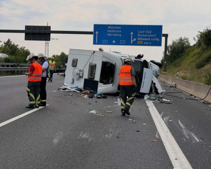 Das Wohnmobil kollidierte mit der Betonleitwand, kippte um und blieb auf der Seite liegen.