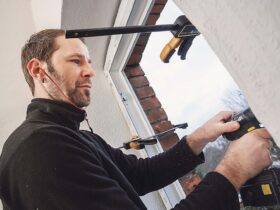 Mit der Einschubmontage ist der Fenstertausch schon in rund einer Stunde erledigt. Foto: AdobeStock / Ingo Bartussek