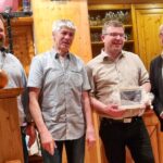 Andre Rebel, Jörg Teuchert und Thomas Schmidt (2. Bürgermeister Happurg) gratulieren David Fruth (2. von rechts).