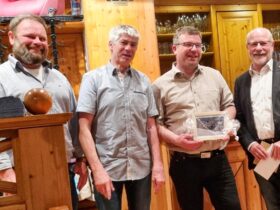 Andre Rebel, Jörg Teuchert und Thomas Schmidt (2. Bürgermeister Happurg) gratulieren David Fruth (2. von rechts).