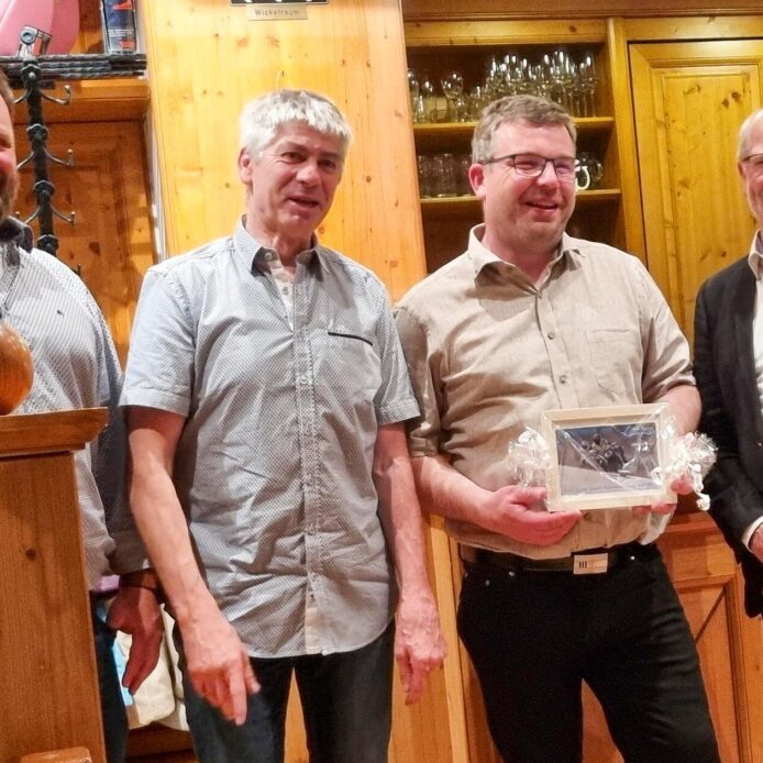 Andre Rebel, Jörg Teuchert und Thomas Schmidt (2. Bürgermeister Happurg) gratulieren David Fruth (2. von rechts).